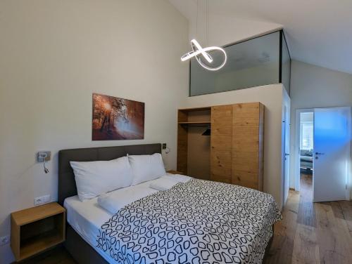 una camera con un grande letto e un ventilatore a soffitto di Luxuriöses Ferienhaus mit Sauna a Prüfingberg