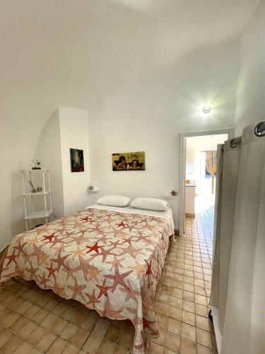 - une chambre avec un lit et du carrelage dans l'établissement Perla Marina, à Marsala