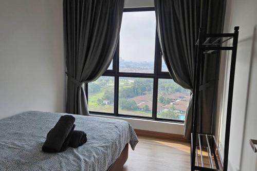 - une chambre avec un lit et une grande fenêtre dans l'établissement Newly Furnished Home! TrivesHome Remia Residensi GM Port Klang, à Klang