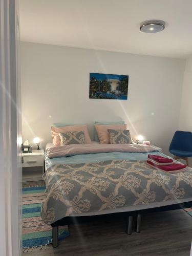 um quarto com uma cama e uma cadeira azul em Villa 46 - little heaven em Banja Luka