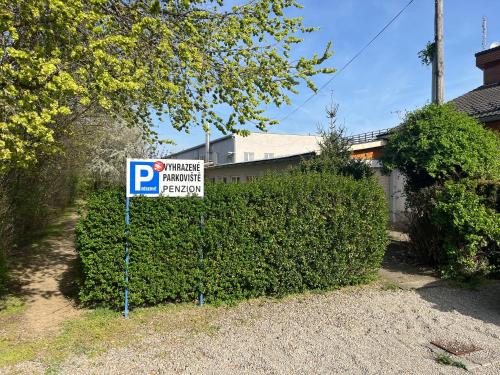 ズノイモにあるPenzion U Remízkyの大茂み前の駐車標識