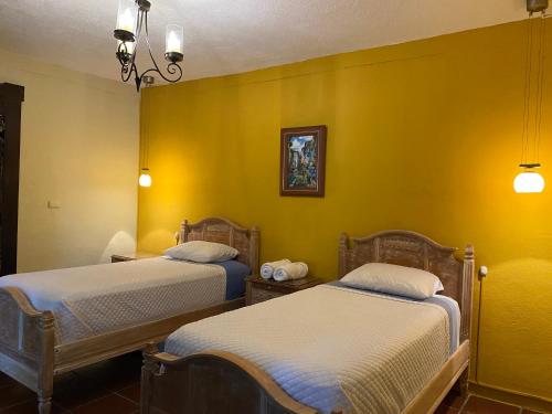 Cama o camas de una habitación en RUAJ HOSTAL -Wellness-Colonial-Exclusive-