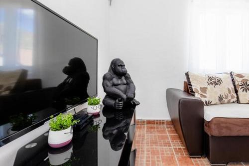 uma estátua de um gorila sentado numa mesa numa sala de estar em Apartments Ivo Bozinovic em Tivat