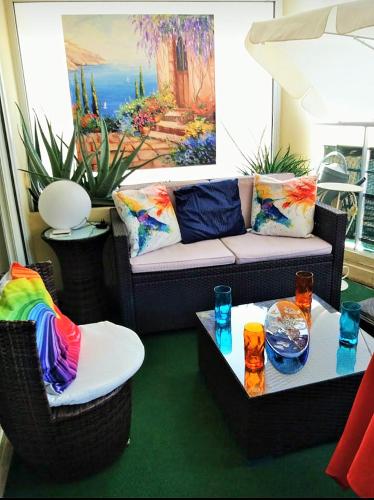 - un salon avec un canapé, deux tables et un tableau dans l'établissement lovely apartments with terrace, à Cannes