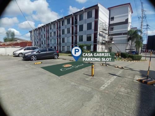 a parking sign in a parking lot with a building at Casa Gabriel in Marilao in Marilao