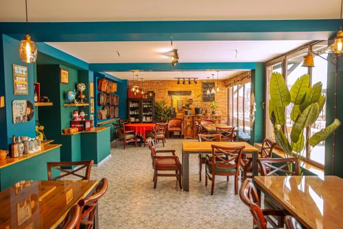 un restaurante con paredes azules, mesas y sillas en Chemodann Kazbegi en Kazbegi