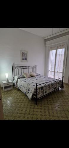 1 dormitorio con 1 cama grande en una habitación en Comodo Trilocale a 20 metri dal mare, en Marcelli