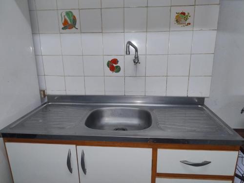S&B Apartamento في أسونسيون: طاولة مطبخ مع حوض في مطبخ