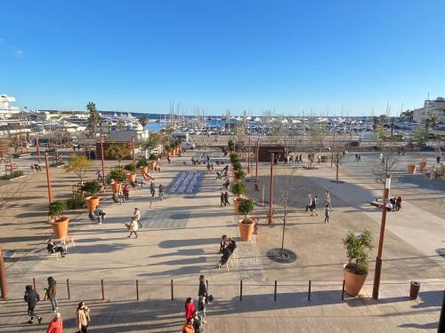 Un groupe de personnes marchant autour d'une place dans l'établissement ALC - FF49 - 6 min Palais - beaches, à Cannes