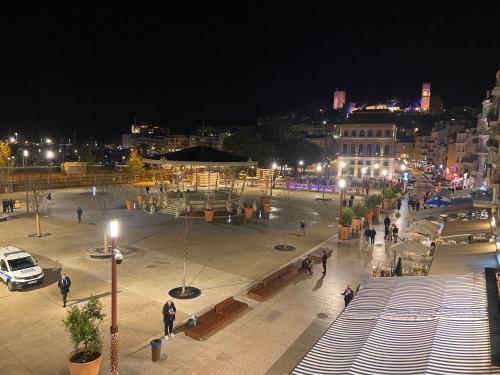 une rue de la ville la nuit avec des gens qui se promenent dans l'établissement ALC - FF49 - 6 min Palais - beaches, à Cannes
