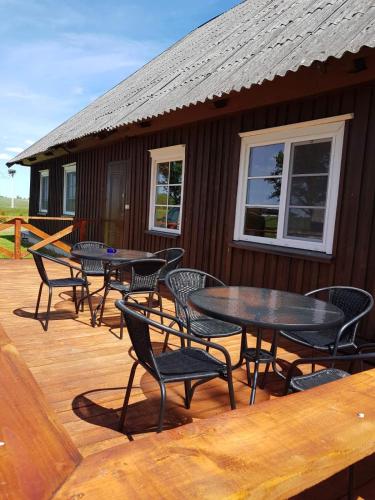 een terras met tafels en stoelen in een cabine bij Jonaičių dvaras in Telšiai