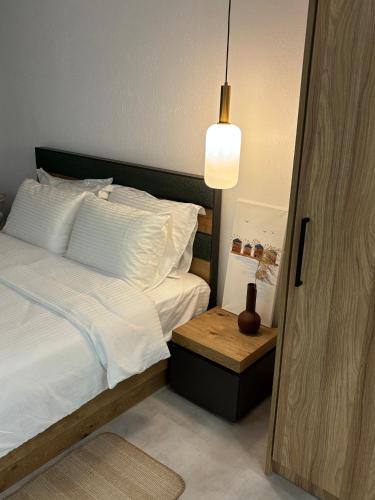 Кровать или кровати в номере MYROVOLOS APARTMENTS