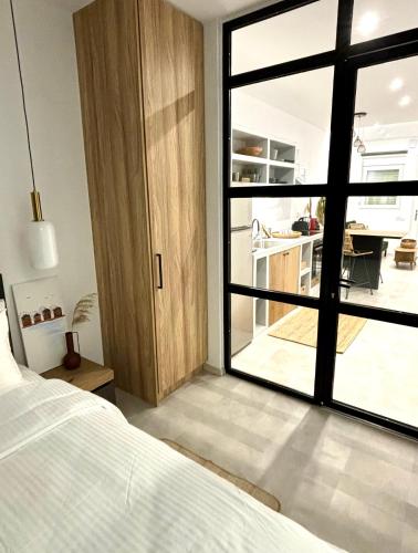 Кровать или кровати в номере MYROVOLOS APARTMENTS