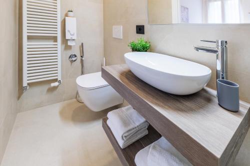 a bathroom with a white sink and a toilet at Villa Luccon - Mirano Centro Storico in Mirano