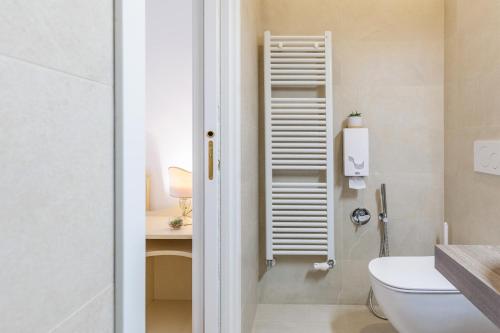 a bathroom with a toilet and a sink at Villa Luccon - Mirano Centro Storico in Mirano