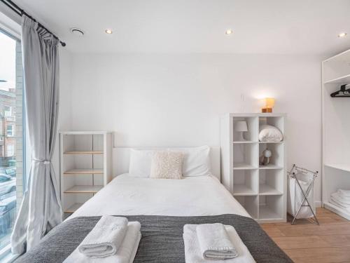 Tempat tidur dalam kamar di Pass the Keys Spacious Apartment in Camberwell