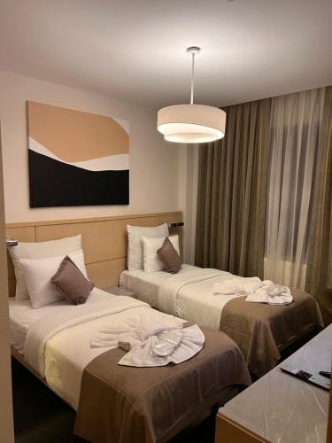 een hotelkamer met 2 bedden en handdoeken erop bij Mahall Hotel in Istanbul