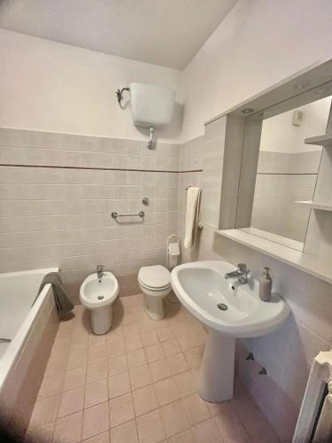 a bathroom with a toilet and a bidet and a sink at La Casetta In Piazza in Sulmona