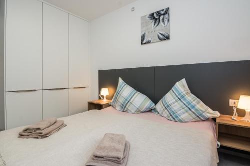 a bedroom with a bed with two towels on it at Ferienwohnung mit Terrasse in Vir