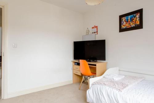 Televisyen dan/atau pusat hiburan di Cosy Twin beds with parking and Smart TV in a great location