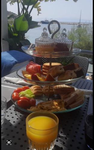two plates of food on a table with a drink at Thalassa view in Áyioi Apóstoloi