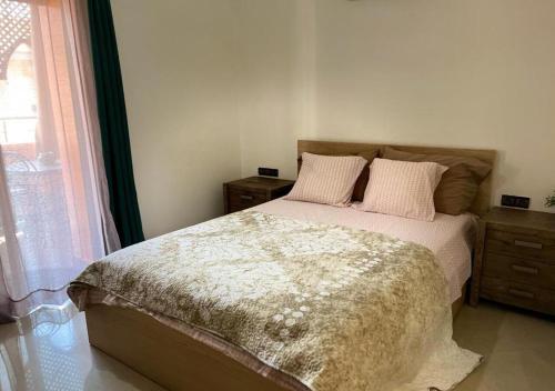 Schlafzimmer mit einem Bett und einem Fenster in der Unterkunft Atla's Ruby in Marrakesch