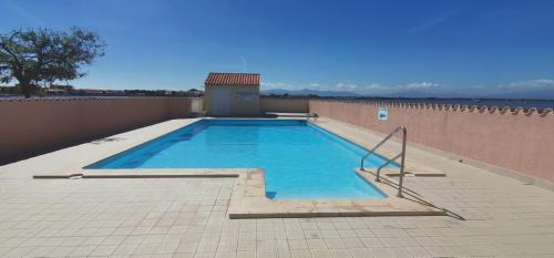 une piscine sur le toit d'un immeuble dans l'établissement Marina, au Barcarès
