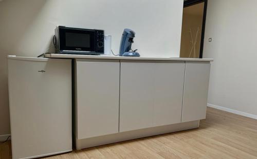 a white cabinet with a computer on top of it at Jumet 242 A Bruxelles-Charleroi-airport in Charleroi