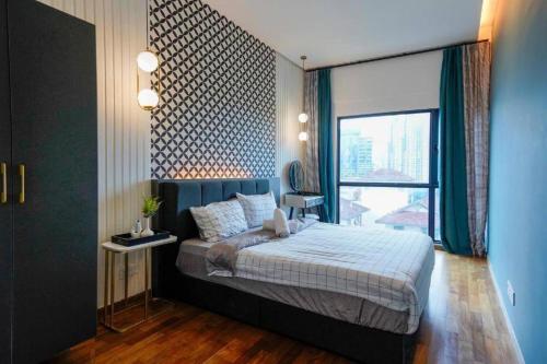 una camera con un letto e una grande finestra di Reizz Residence Jalan Ampang - Two-Bedroom Apartment a Kuala Lumpur