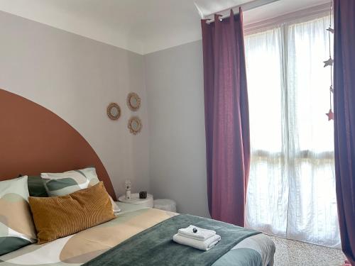 a bedroom with a bed with towels on it at Casa Mafalda trilocale in centro in Biella