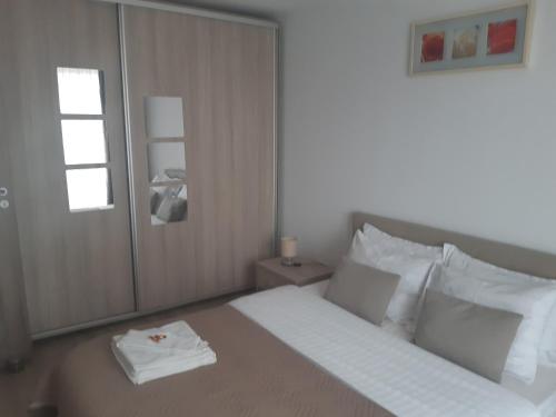 sypialnia z dużym łóżkiem i oknem w obiekcie Apartament Marcel - Coresi Mall w Braszowie