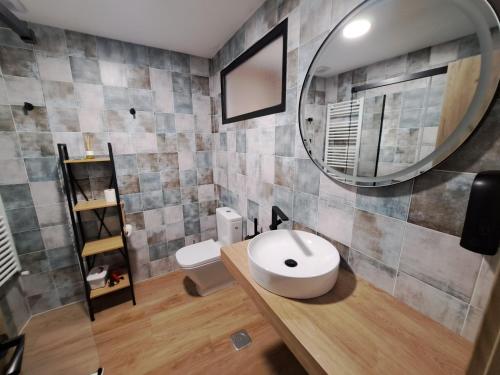La salle de bains est pourvue d'un lavabo et d'un miroir. dans l'établissement Bosque de los sauces, à Béjar