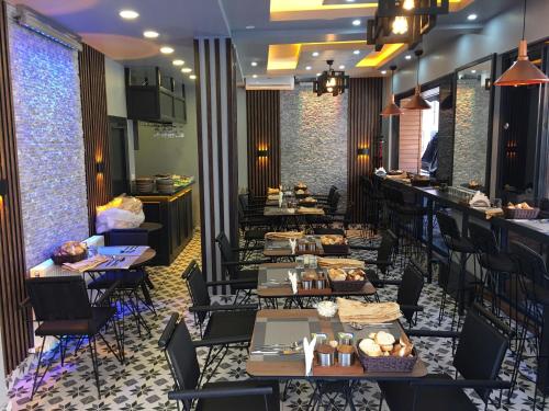 イスタンブールにあるBonita Hotelのテーブルと椅子のあるレストラン、バー