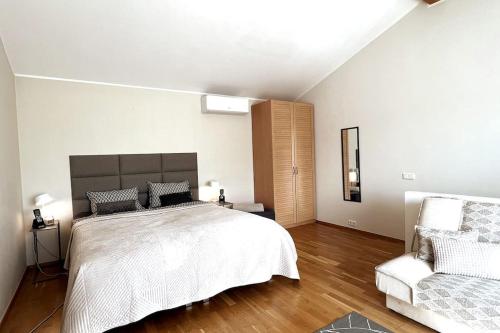 1 dormitorio con 1 cama grande y 1 sofá en Townhouse box in Pärnu center / large terrace, en Pärnu