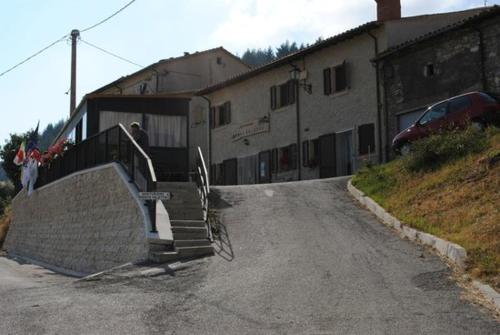 una persona montando un monopatín por un par de escaleras en Agriturismo Monte Veletta en Castelluccio