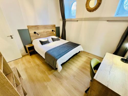 une chambre avec un grand lit dans une pièce dans l'établissement Hypercentre, spacieux, familial, le Belvédère, à Tours