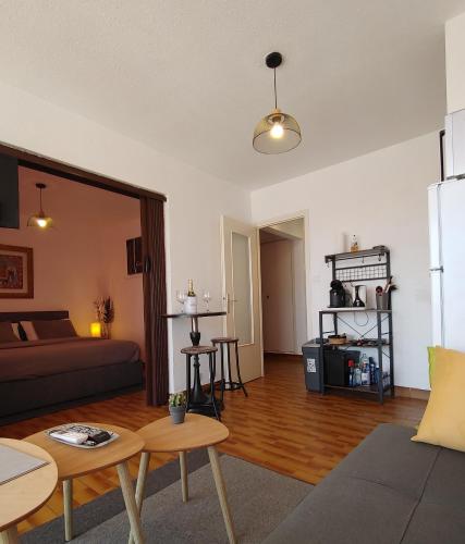 un salon avec un canapé et une table dans l'établissement Appartement double avec chambre séparée - Village naturiste Héliopolis Cap d'Agde, au Cap d'Agde