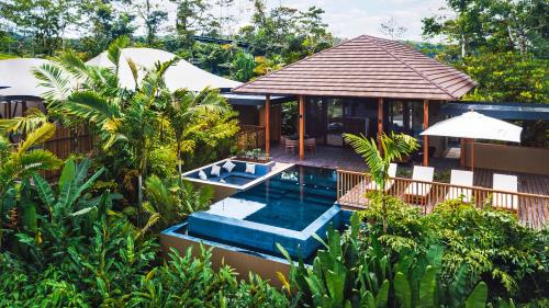 - une vue aérienne sur une villa avec une piscine dans l'établissement Nayara Tented Camp, à Fortuna