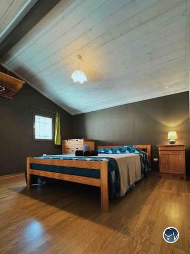 une chambre avec un lit et un parquet dans l'établissement St-Germain - Les Terrasses de l'Ardèche - Piscine, à Salavas