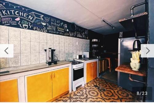 eine Küche mit einem Herd und einer Arbeitsplatte in der Unterkunft Palta Hostel in Montevideo