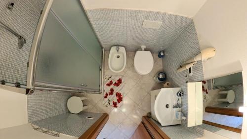 Appartamento Luca e Giulia في San Bernardino: حمام مع دورتين مياه في الغرفة