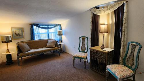a living room with a couch and two chairs at Lily Creek Lodge in Dahlonega