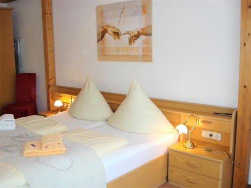 ein Schlafzimmer mit 2 Betten und einem Bild an der Wand in der Unterkunft Pension Hermer in Grömitz