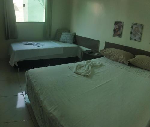 Apartamento 2 Privado Central في بوا فيستا: غرفة فندقية بسريرين واريكة