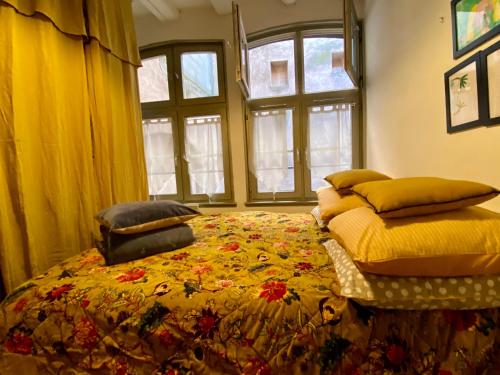 une chambre avec deux lits avec des oreillers dessus dans l'établissement Triplex avec terrasse, aux pieds de la cathédrale, 5 personnes, à Strasbourg