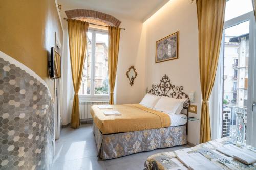 een hotelkamer met een bed en een raam bij Teresa Rooms & Suites in La Spezia