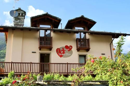 a building with a sign on the side of it at Le Foyer de Grand-mère in Fenis