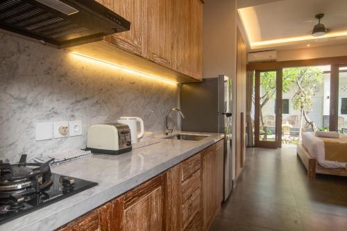 Η κουζίνα ή μικρή κουζίνα στο The Cozy Haven Sanur