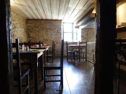 uma sala de jantar com mesas e cadeiras e uma janela em Hotel Pousada Hospedaria Antiga em Ouro Preto