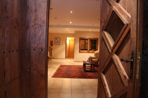 una puerta abierta a una habitación con sala de estar en Apartamentos Cal Ratero, en Maçanet de Cabrenys